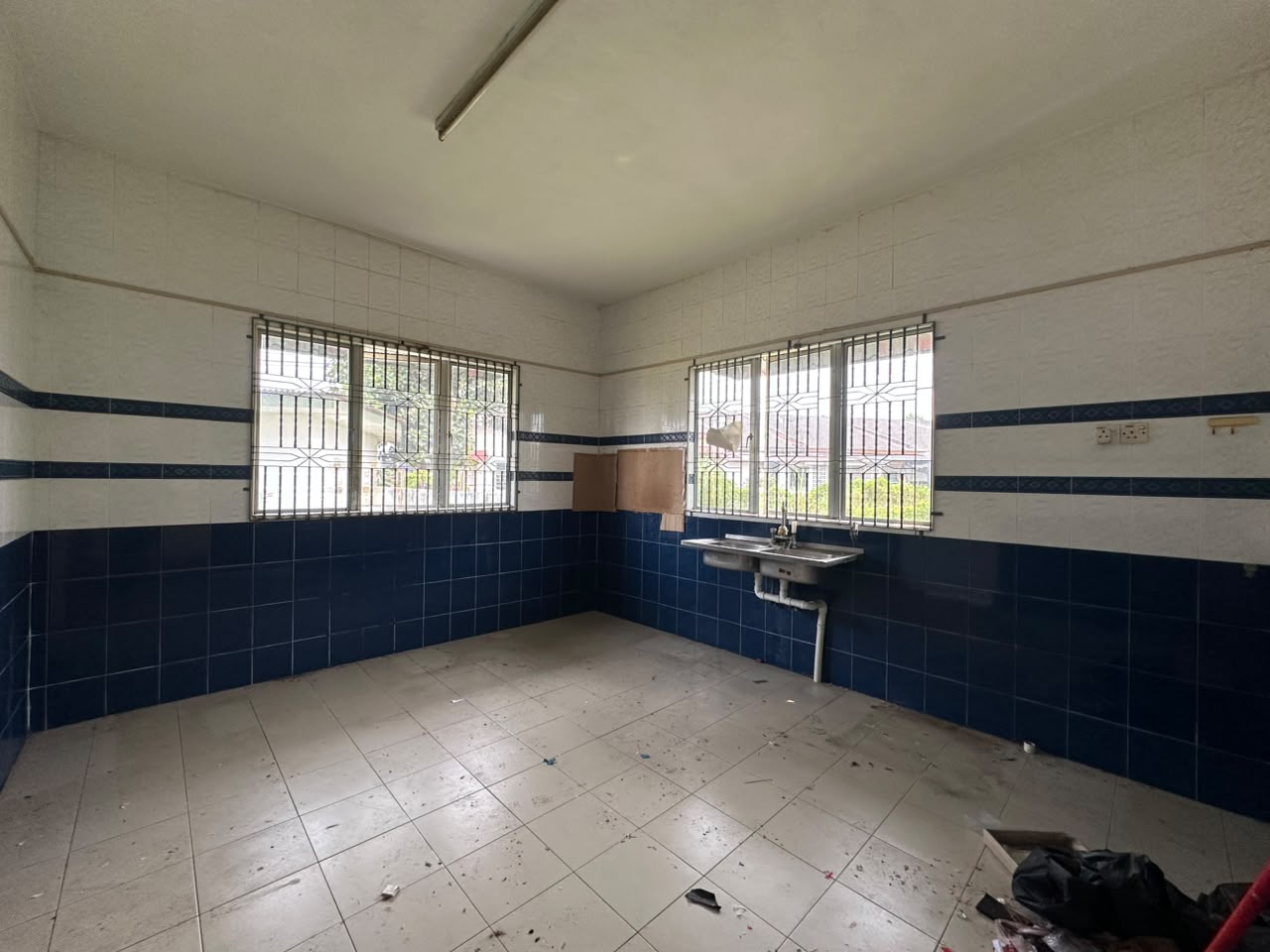Kampung Lapan 2 Storey Corner Terrace House For Sale – Huge Extra land