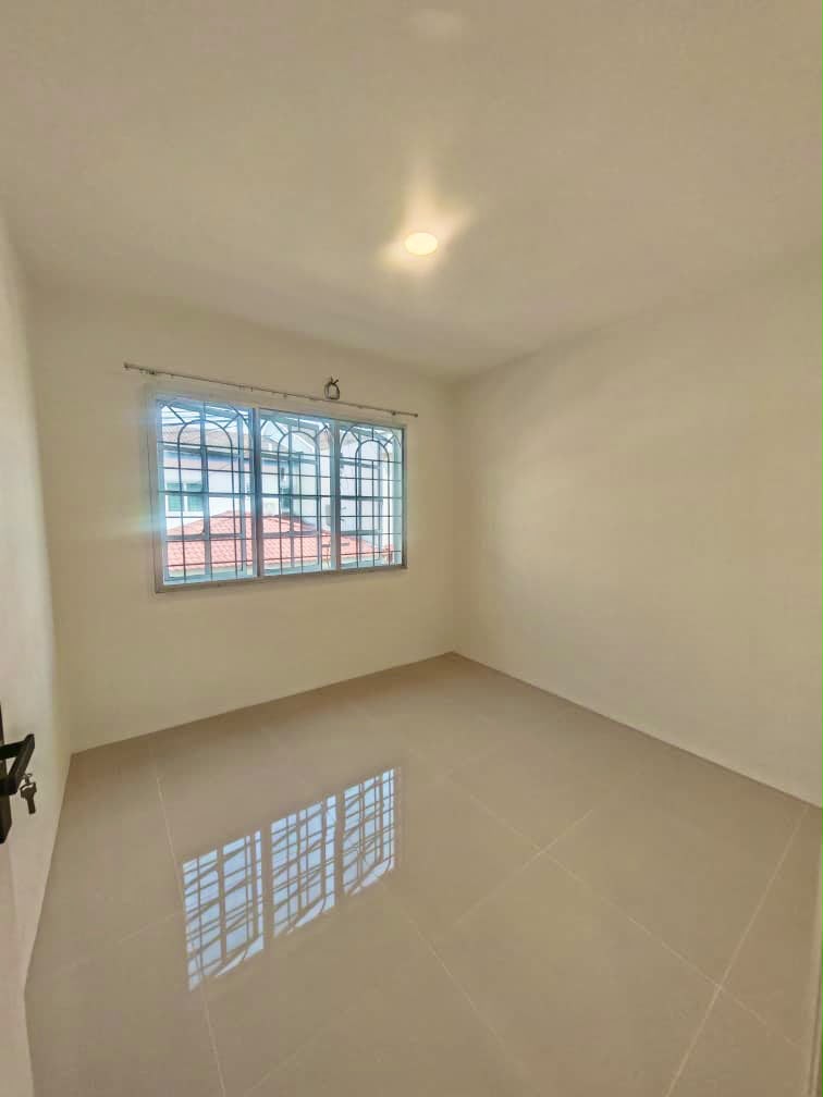 Kampung Lapan 2.5 Storey Terrace House For Sale – Newly Renovated