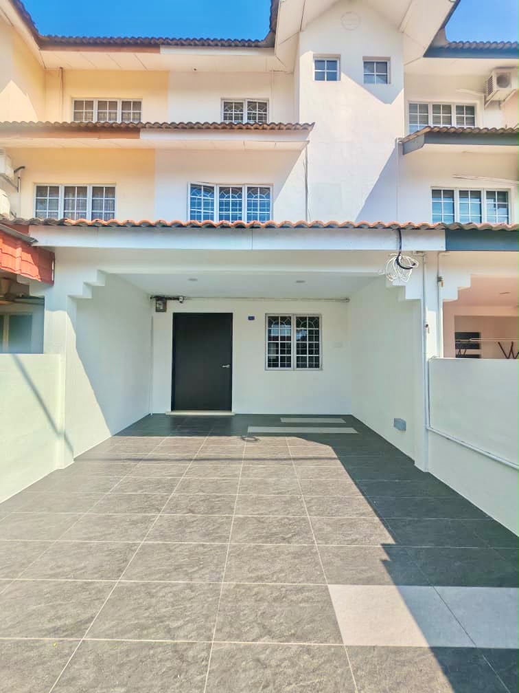 Kampung Lapan 2.5 Storey Terrace House For Sale – Newly Renovated